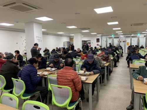 결식 우려 노인 급식 단가 증액…온기 전한다 post image