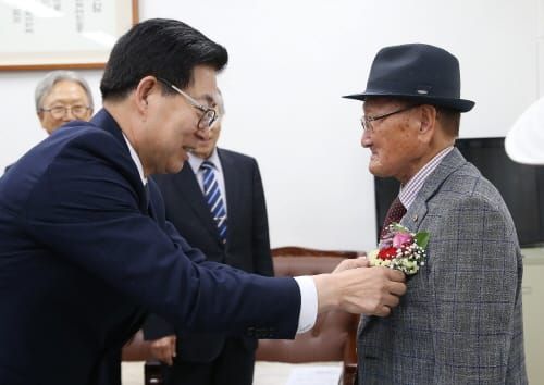 양승조 지사, 초등·중학교 은사 만나 스승의 의미 되새겨 post image