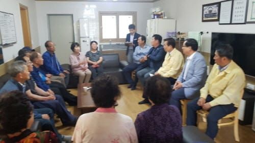 나소열 부지사, 유증기 유출 피해 주민 방문 post image