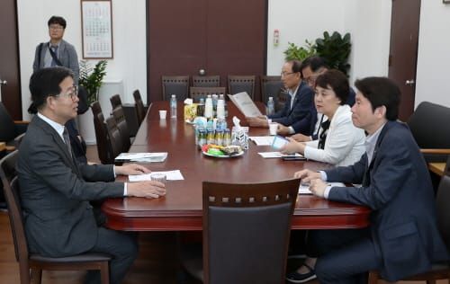 ‘혁신도시’ 들고 국회 찾은 양승조 지사 post image
