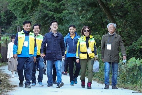 허태정 시장, 송촌 생활체육공원에서 토요산책 post image