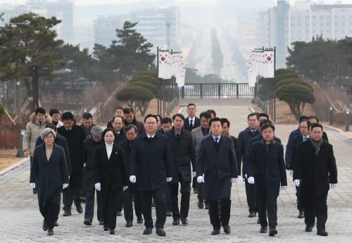 충남도의회, 경자년 새해 충혼탑 참배로 공식 일정 시작 post image