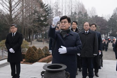 이춘희 시장, 충령탑 참배 새해 공식업무 시작 post image