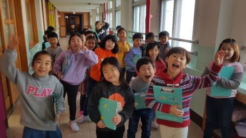 선생님 안녕히계세요~ 친구들아 개학하고 보자~ post image