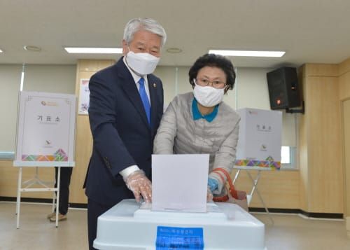 세종시의회 서금택 의장, 사전투표 후 투표 참여 독려 post image