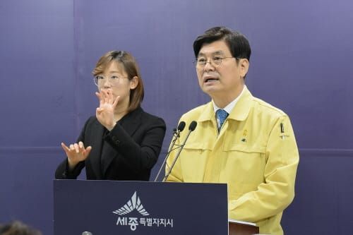 ‘확진자 감소 추세 속 사회적 거리두기는 계속’ post image