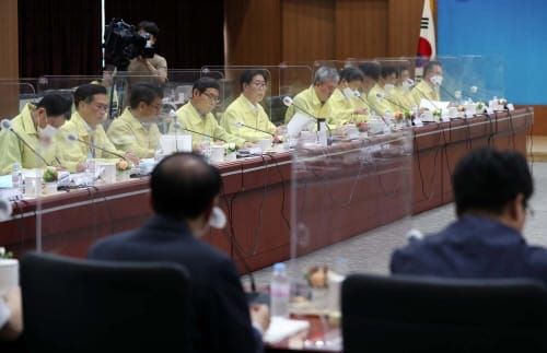 “고용 쇼크 막는다”… 일자리 창출과 고용 유지 ‘투트랙’ post image