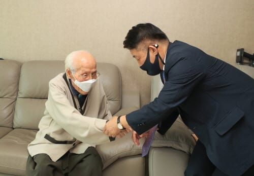 서철모 대전시 행정부시장, 추석 맞아 애국지사 위문 post image