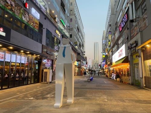 “나성밤거리 상징 조형물 ‘나과장’ 구경오세요” post image