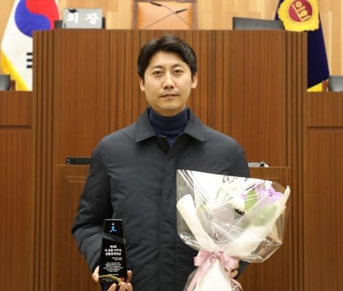 세종시의회 이태환 의장, 제3회 내 삶을 바꾸는 생활정책대상 수상 post image