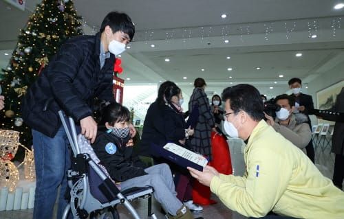 대전시장의 성탄절 작은 선물, 장애어린이 상장 수여 post image
