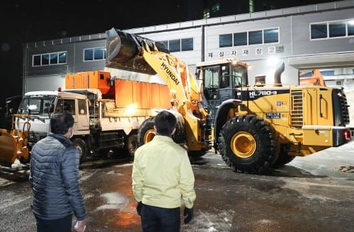 허태정 시장, 7일 새벽 제설 현장 점검 및 근무자 격려 post image