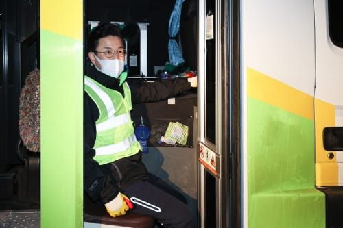 허태정 시장 ‘설 명절전 생활 폐기물 수거에 직접 팔걷어’ post image