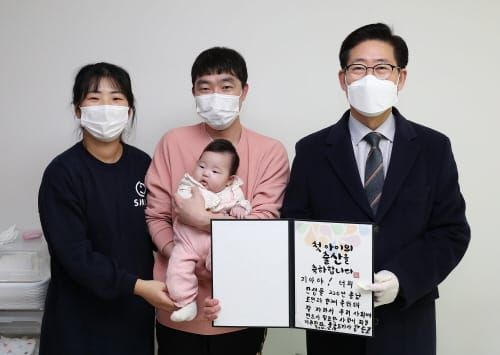 ‘두 자녀 무료 아파트’ 첫 아기 울음소리 post image