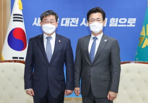 허태정 시장, 전해철 행안부장관과 지역현안 의견 나눠 post image