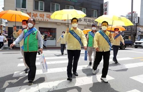 “체감온도 10℃ 낮추는 양산 쓰기, 함께 해요!” post image