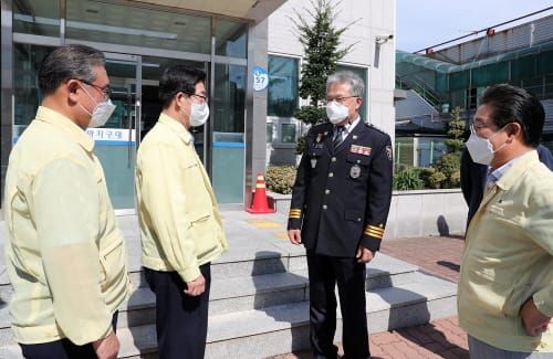 연휴 근무 경찰·소방·의료진 등 격려 post image