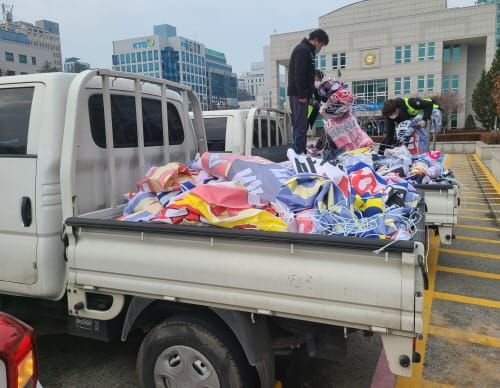 대전시, 게릴라성 불법현수막 일제 정비... 1톤 차량 10대 분량 철거 post image