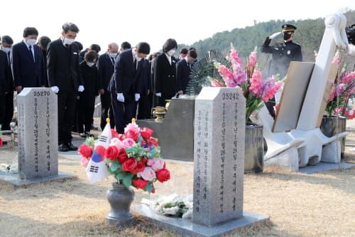 양승조 지사, 천안함 46용사 묘역 참배 post image