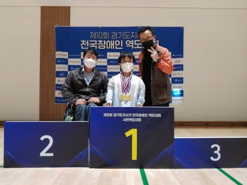 세종 역도왕자 천민기 선수 3관왕 올랐다 post image