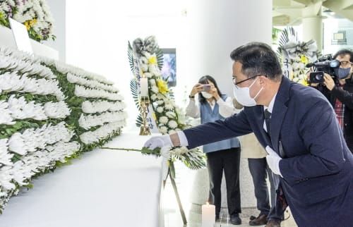 이장우 대전시장, 이태원 사고 사망자 합동분향소 찾아 조문 post image