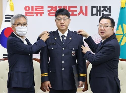 이장우 대전시장, 대전자치경찰 승진자 임명장 수여 post image