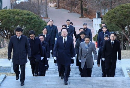 이장우 대전시장, 보훈공원·대전현충원 참배로 새해 일정 시작 post image