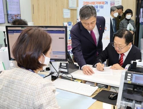 이장우 대전시장, 고향사랑기부제 동참... 세종·충남북 ·4개 자치구에 기부 post image
