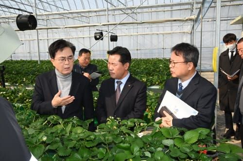 김태흠 지사, 부여군 새해 농업인 실용교육장과 청년농업인 실습농장 방문, 농업인 목소리 경청 post image