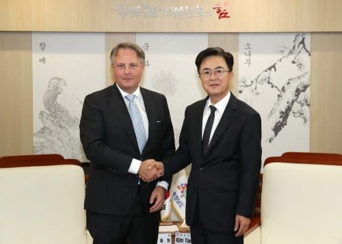 김태흠 지사, 주한 덴마크 대사 내정자와 탄소중립 논의 post image