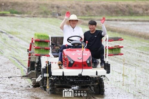 박정현 부여군수, 윤석열 대통령 만나 주요 농정현안 지원 건의 post image