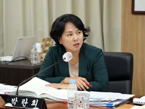 [2023행정사무감사] 세종시의회 박란희 의원, “시내버스 무료화, 무리한 사업 추진 염려” post image