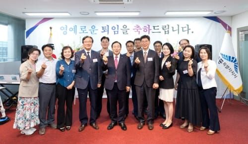 “고생하셨습니다”가족과 함께 영예로운 퇴임 post image