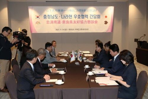 의회 미루고 대백제전 참가 약속 지킨 ‘우정’ post image