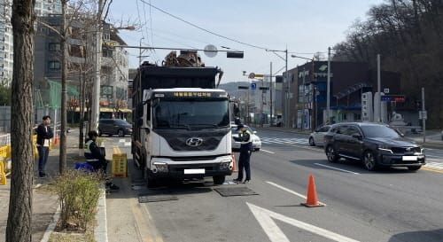 ‘도로 위 무법자’과적차량 잡는다 post image
