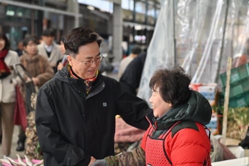 김태흠 충남도지사, 설 명절 앞두고 전통시장 방문 ‘도민과 소통 강화’ post image