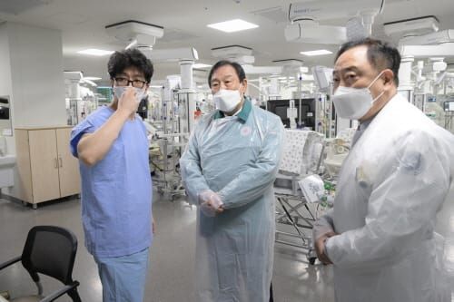 최민호 시장, 환자 곁 지키는 의료진 격려 post image