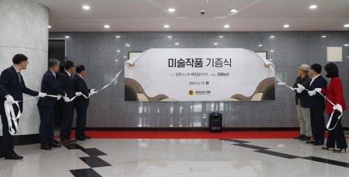 충남도의회 홍보대사 박진균 화가 수묵화 작품 의회 기증 post image