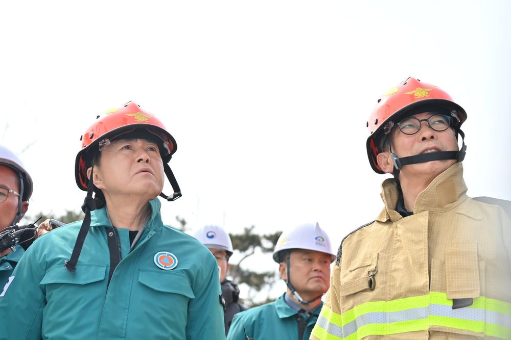 "경기-충남 관할 따질 것 없이 필요한 조치".. 김태흠 지사, 고속도 교량 붕괴 현장 찾아 강조 post image