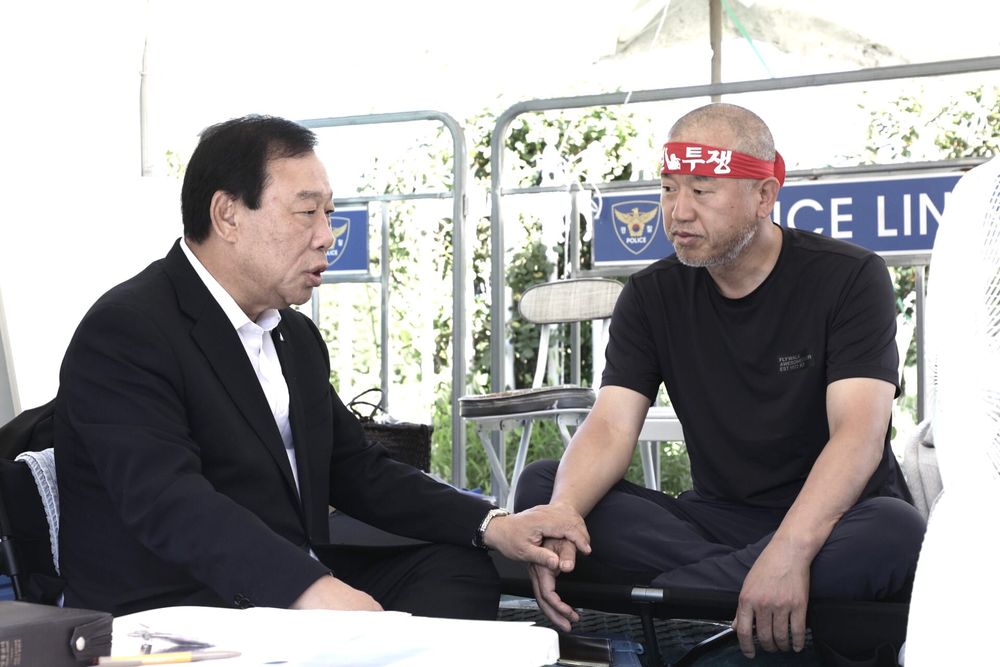 "강경일변도 해수부 이전 추진, 민주주의 아니야"... 최민호 시장, 12일 국회 앞 해수부 노조 단식 농성장 방문 post image