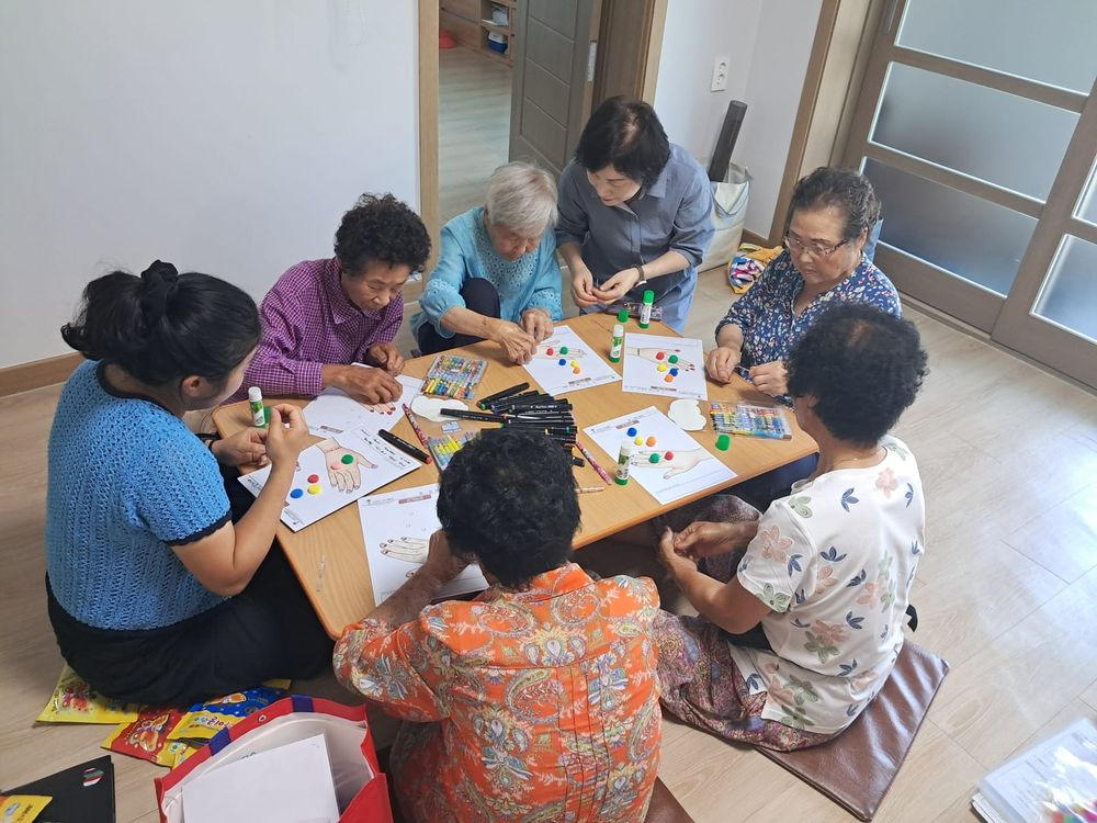 부여 ‘어르신 대상 미술치료놀이 사업’ 실시... 성 인지 감수성 향상 프로그램 일환 post image