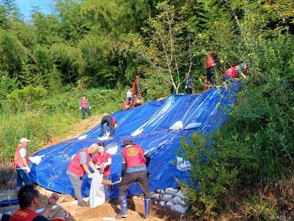 부여군 수해 현장, 연이은 손길에 웃음 되찾다 post image