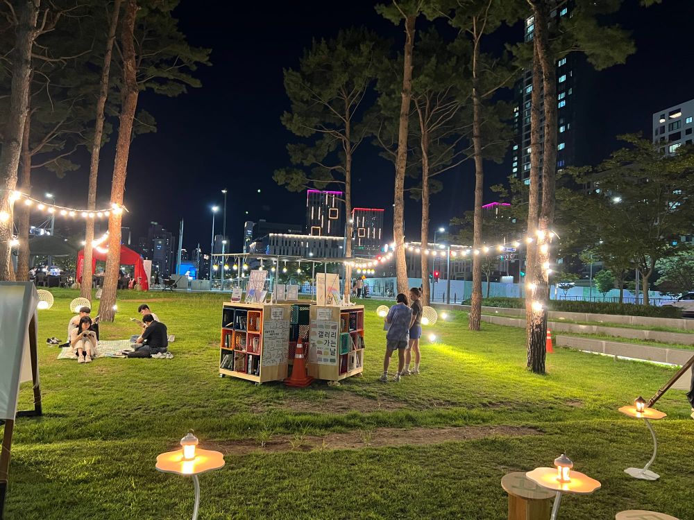 야간 도심에서의 독서, 세종 시민의 밤을 밝히다 post image