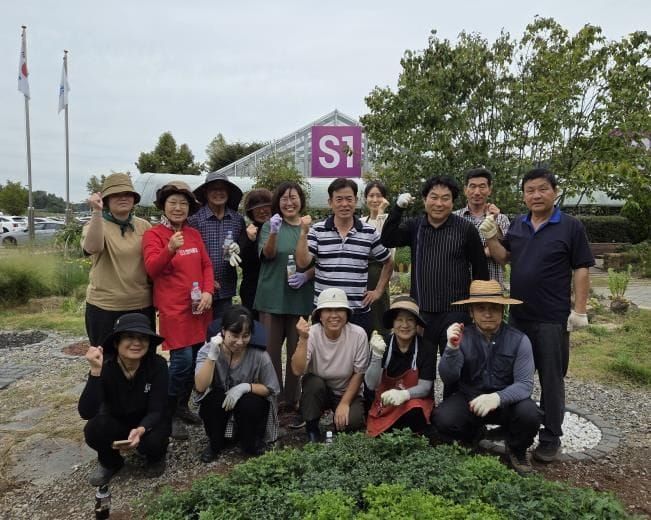 세종시 화훼산업연구회, 농업기술센터 정원에 꽃 500본 식재 봉사 post image