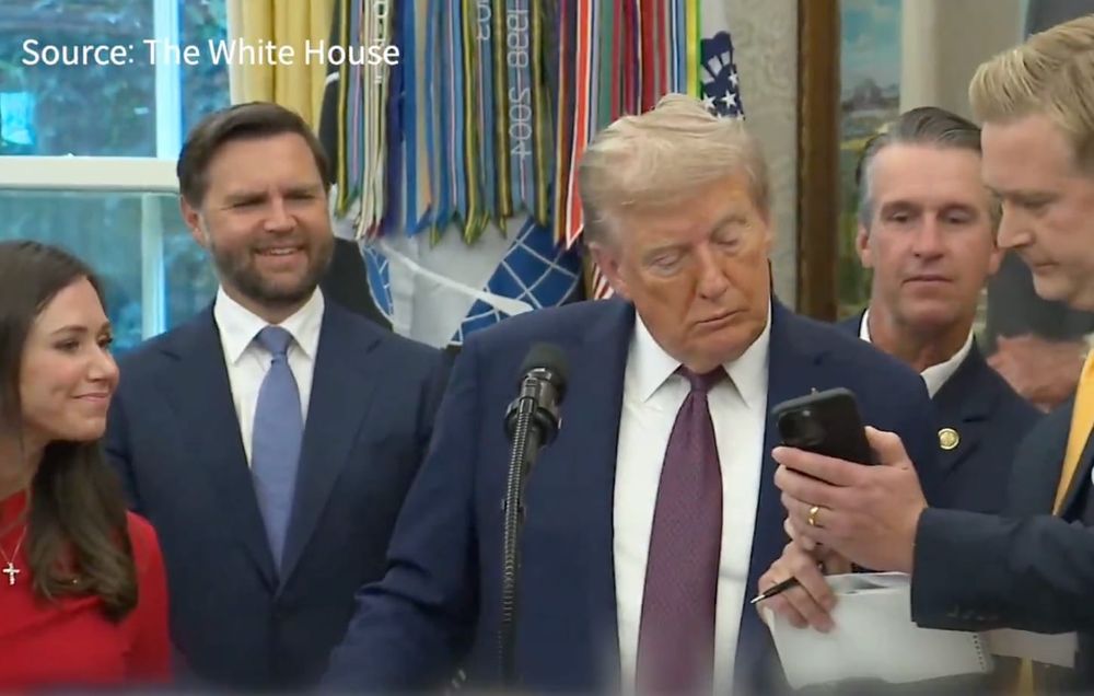 백악관 쓰레기 봉투 투척 영상, SNS 1천만 조회 확산... 트럼프 대통령 "AI 조작 가짜 뉴스 " post image