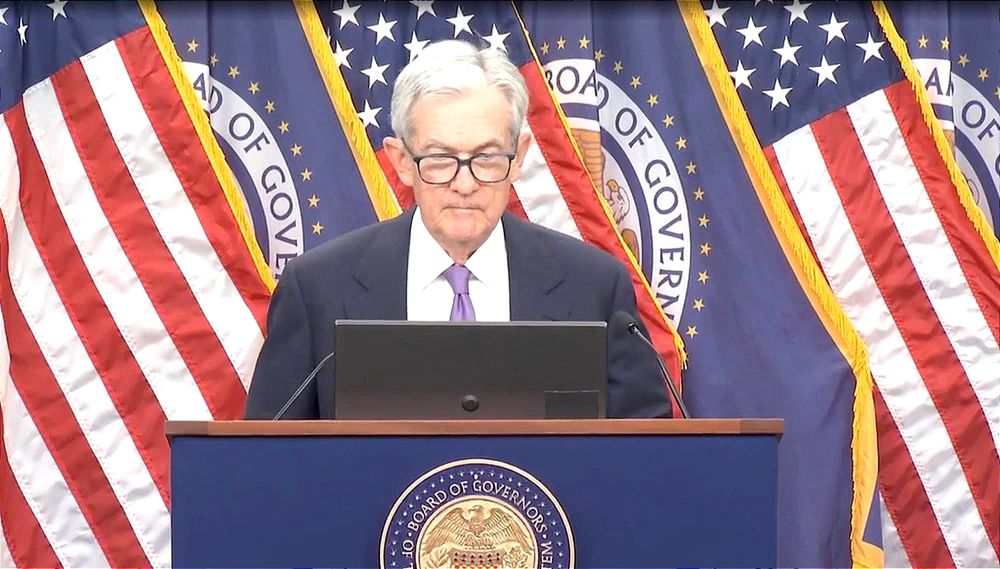 파월 “12월 인하? 확정된 건 없다!”… 연준, 기준금리 인하에도 시장 ‘출렁’ post image