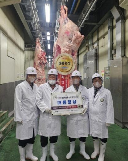 부여 대양농장 백덕환 대표, 전국한우능력평가대회 ‘대통령상’ 수상 post image