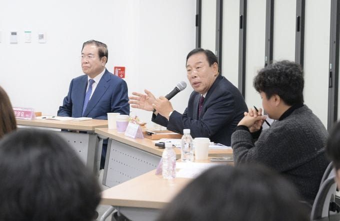 최민호 시장, 교육강사와 인구문제 해법 논의 post image