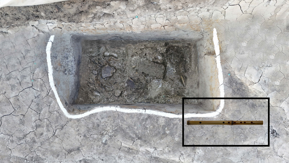 부여 관북리 유적에서 궁중 악기와 국내 최대 수량의 목간 출토... 왕궁 화장실 추정 구덩이에서 7세기 실물 관악기 '가로 피리' 최초 확인 post image