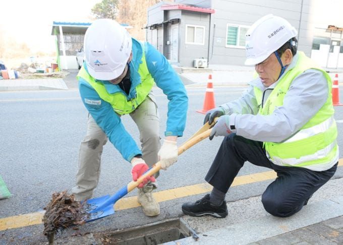 최민호 세종시장, 안전도로 현장서 보수원과 진솔 소통 post image